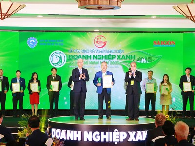 Ông Phan Đình Tuệ - Thành viên HĐQT Sacombank nhận giải thưởng “Kl991.com World Cup 2026 Chính Thức xanh TP.HCM năm 2023” từ đại diện BTC.
