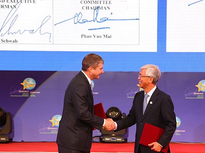 Ông Võ Văn Hoan (bên phải), Phó chủ tịch UBND TP.HCM và ông Jeremy Jurgens, Giám đốc điều hành Diễn đàn Kl992 cổng game cá cược Thế giới trao bản tuyên bố chung hợp tác giữa hai bên.
