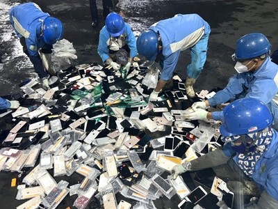 Tiêu hủy các loại hàng hóa vi phạm, không đủ điều kiện sử dụng. (Ảnh: Xuân Quảng/Vietnam+)