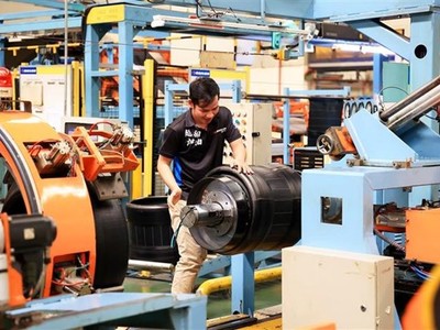Công nhân làm việc tại nhà máy Kl994 nhà cái bóng đá world cup lốp ôtô của Công ty Trách nhiệm Hữu hạn Sailun Việt Nam, Khu Công nghiệp Phước Đông, huyện Gò Dầu (tỉnh Tây Ninh). (Ảnh: Hồng Đạt/TTXVN).