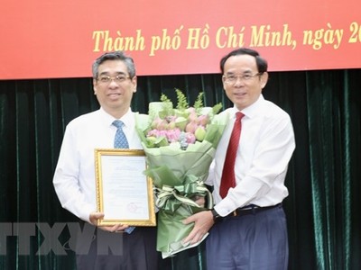 Ông Nguyễn Văn Nên, Ủy viên Bộ Kl991.com tải ứng dụng, Bí thư Thành ủy Thành phố Hồ Chí Minh trao quyết định của Bộ Kl991.com tải ứng dụng về việc chuẩn y kết quả bầu cử đồng chí Nguyễn Phước Lộc. (Ảnh: Anh Tuấn/TTXVN).