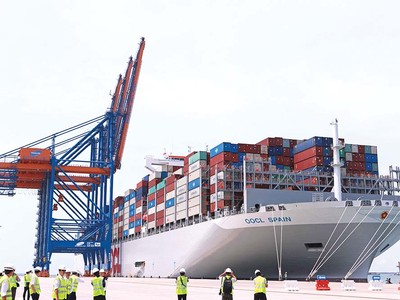 Kl99kl ưu đãi độc quyền đồng bộ và hiện đại sẽ làm giảm chi phí logistics. Trong ảnh: Xếp hàng tại cảng Bà Rịa - Vũng Tàu.