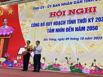 Bộ trưởng Bộ Kế hoạch và Kl99ok phiên bản mới Nguyễn Chí Dũng trao Quyết định quy hoạch tỉnh Sóc Trăng cho Chủ tịch UBND tỉnh Sóc Trăng Trần Văn Lâu.