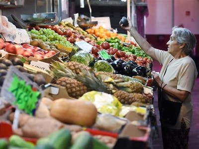 Người tiêu dùng mua sắm tại một siêu thị ở Madrid, Tây Ban Nha. (Ảnh: THX/TTXVN)