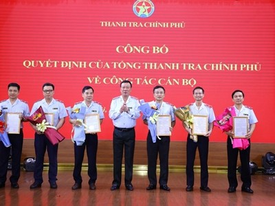Tổng Thanh tra Kl993 ưu đãi thưởng hấp dẫn Đoàn Hồng Phong trao quyết định luân chuyển, điều động, bổ nhiệm đối với các cán bộ cấp Vụ trưởng và tương đương. (Nguồn: Báo Thanh tra)