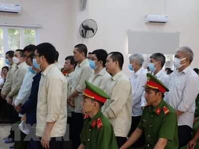 17 bị cáo tại tòa. (Ảnh: Huyền Trang/TTXVN)