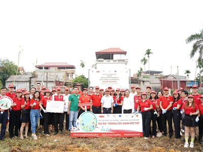 Đại diện Ban Giám đốc Dai-ichi Life Việt Nam, đại diện UBND xã Cổ Đô và GreenViet cùng đội ngũ Nhân viên và Tư vấn Kl991.com nạp rút nhanh bên Bảng lưu niệm Dự án “Trồng cây xanh đô thị”.