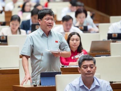 Đại biểu Tạ Văn Hạ tranh luận tại hội trường.