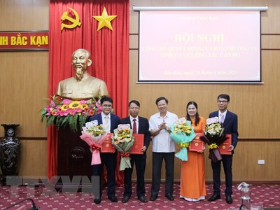 Lãnh đạo Tỉnh ủy Bắc Kạn chúc mừng các cán bộ được luân chuyển, bổ nhiệm. (Ảnh: TTXVN phát).