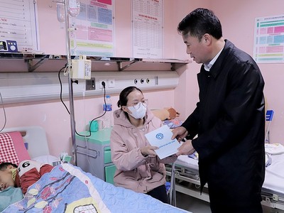 Tổng giám đốc Nguyễn Thế Mạnh tặng quà cho các bệnh nhi có hoàn cảnh khó khăn tại Bệnh viện Nhi Trung ương.