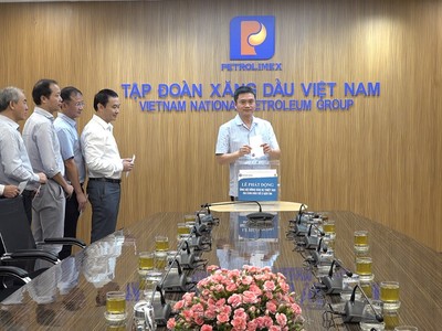 Ban Lãnh đạo Petrolimex ủng hộ tại văn phòng Kl994 game bài casino hấp dẫn.
