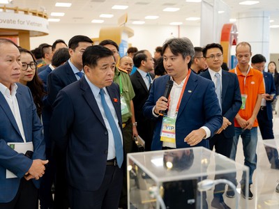 Bộ trưởng Bộ Kế hoạch và Kl99ok phiên bản mới - Nguyễn Chí Dũng tham quan gian hàng của Kl994 game bài casino hấp dẫn FPT.