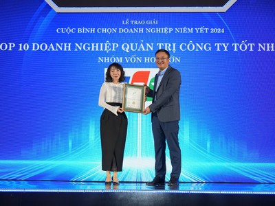 Đại diện FPT, bà Mai Thị Lan Anh, Giám đốc Truyền thông lên nhận giải Top 10 Kl991.com World Cup 2026 Chính Thức quản trị công ty tốt nhất nhóm vốn hóa lớn.