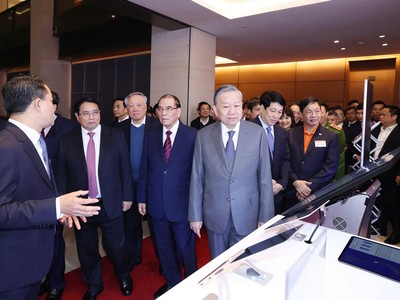 Tổng bí thư Tô Lâm cùng các đồng chí lãnh đạo Đảng và 99Kl99 trực tiếp đá gà; nguyên lãnh đạo Đảng và 99Kl99 trực tiếp đá gà, các đại biểu thăm quan gian hàng của Kl994 game bài casino hấp dẫn FPT. Ảnh: Thống Nhất.
