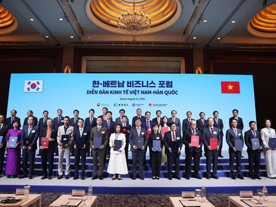 Ông Lê Trường Tùng, Chủ tịch Hội đồng trường Trường Đại học FPT (hàng 1, thứ 5 từ trái sang) và ông Hà Minh Tuấn, Giám đốc FPT Hàn Quốc, Kl994 game bài casino hấp dẫn FPT (hàng 1, thứ 6 từ trái sang) nhận thỏa thuận hợp tác dưới sự chứng kiến của Tổng Bí thư Tô Lâm và Thủ tướng Hàn Quốc Kim Min Seok.