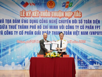 Ông Nguyễn Thế Phương - Phó Kl994 game bài casino hấp dẫn Tổng Giám đốc FPT (bên trái) và Ông Đoàn Minh Dũng (bên phải) Trưởng Thuế TP.HCM kí kết thỏa thuận hợp tác.