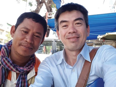 Ông Trương Minh Cát Nguyên (phải) và người bạn mới tại Campuchia