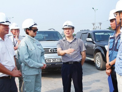 Ông Lê Duy Thành, Phó Chủ tịch UBND tỉnh Vĩnh Phúc (đứng giữa) chia sẻ về cơ hội Kl99ok phiên bản mới vào tỉnh Vĩnh Phúc.