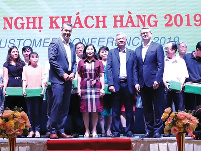 Hội nghị khách hàng Pymepharco với sự tham dự của ông Peter Goldschmidt, Tổng giám đốc Kl994 game bài casino hấp dẫn Stada (Đức) và ông Huỳnh Tấn Nam - Tổng giám đốc Pymepharco.