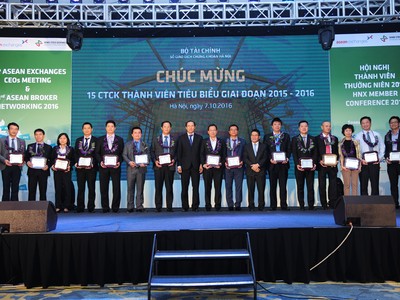 Chủ tịch Sở GDCK Hà Nội Nguyễn Thành Long và Phó Chủ tịch UBCK Phạm Hồng Sơn tặng hoa và trao bằng khen cho 15 CTCK thành viên tiêu biểu -  Ảnh:Dũng Minh