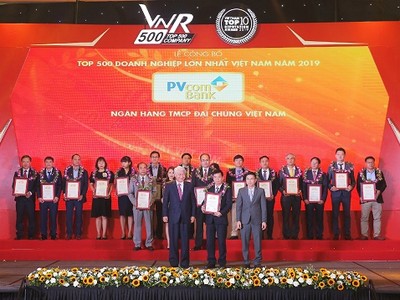 Đại diện PVcomBank, ông Phạm Huy Tuyên – Phó Tổng Giám đốc nhận giải thưởng từ Ban tổ chức