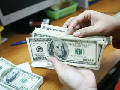 Đầu năm, vàng giảm nhẹ, USD tăng vọt