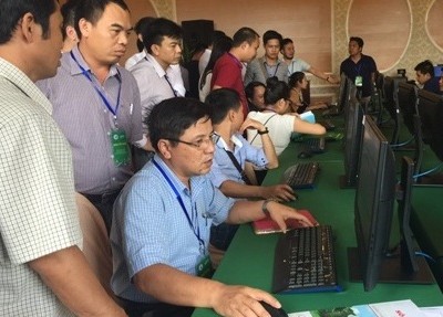Các cán bộ đăng kiểm được tập huấn cách dán thẻ E-tag-Ảnh: VGP/Phan Trang