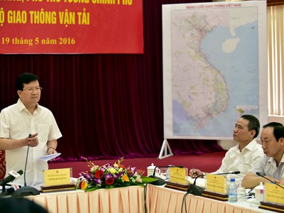 Phó Thủ tướng yêu cầu Bộ GTVT cần tăng cường công khai, minh bạch trong lựa chọn nhà Kl99ok phiên bản mới (ảnh: VGP)