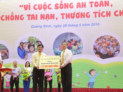 Đại diện Bảo Việt Nhân thọ trao biểu trưng chung tay góp sức tài trợ cho các chương trình gây quỹ vì trẻ em 2016 với số tiền 2,5 tỷ đồng