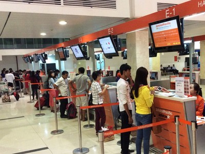 Check in tại quầy ở sân bay Tân Sơn Nhất

