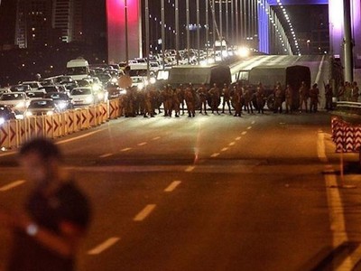Quân đội Thổ Nhĩ Kỳ chặn cầu Bosphorus ở thủ đô 