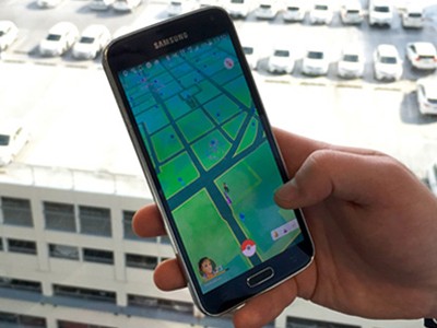 Các nhà bán lẻ có thể hòa mình vào cơn sốt Pokemon Go bằng cách tham gia trò chơi nhằm hiểu cách thức lôi kéo người tiêu dùng đến cửa hàng vừa mua sắm vừa săn các Pokemon quý. Ảnh: JLL