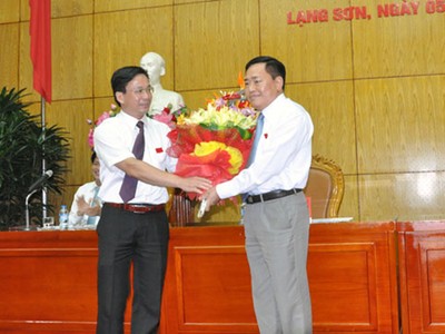 Chủ tịch HĐND tỉnh Lạng Sơn Hoàng Văn Nghiệm chúc mừng ông Hồ Tiến Thiệu. Ảnh: Báo Lạng Sơn 