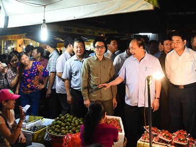Nhiều tiểu thương tỏ ra bất ngờ khi trò chuyện trực tiếp với Thủ tướng. Ảnh: VGP/Quang Hiếu 