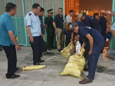 Hải quan thu các bao tang vật. Ảnh: Quốc Thắng