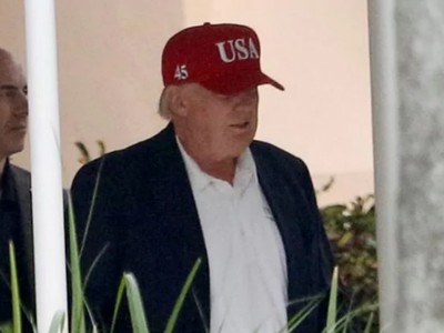 Tổng thống đắc cử Trump từng đội chiếc mũ mới trong dịp nghỉ lễ Tạ ơn cuối tháng trước. Ảnh: Reuters