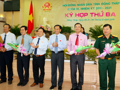 Lãnh đạo tỉnh Đồng Tháp chúc mừng các đồng chí vừa được tín nhiệm. Ảnh Đongthap.gov.vn