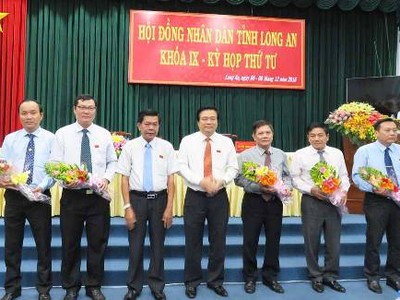 Bí thư Tỉnh ủy,Chủ tịch HĐND tỉnhLong An - Phạm Văn Rạnh (đứng giữa) và Chủ tịch UBND tỉnh - Trần Văn Cần (thứ 3 bên trái qua) tặng hoa chúc mừng các đồng chí ủy viên UBND tỉnh được miễn nhiệm và bầu bổ sung. Ảnh Báo Long An