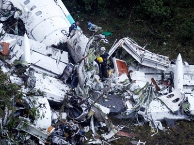 Xác máy bay LaMia rơi trên sườn núi ở Colombia. Ảnh: Reuters