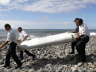 Mảnh cánh máy bay MH37 được tìm thấy ở Reunion. Ảnh: Reuters