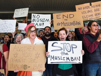 Người dân San Francisco biểu tình phản đối lệnh hạn chế hhập cư của Tổng thống Trump. Ảnh: Reuters