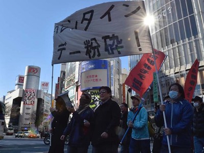 Các thành viên nhóm Kakuhido biểu tình ở Tokyo phản đối Ngày Valentine. Ảnh: AFP