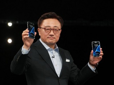 Ông Koh Dong-jin trong buổi giới thiệu Galaxy S7 và S7 edge năm ngoái.