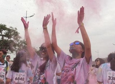 Giới trẻ Hà Nội ngập chìm trong đường chạy sắc mầu