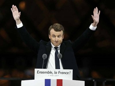 Ông Emmanuel Macron trên sân khấu buổi lễ mừng chiến thắng diễn ra bên ngoài bảo tàng Louvre ở Paris vào tối qua. Ảnh:AP