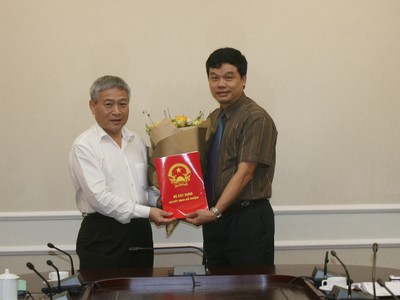Thứ trưởng Kl99 nổ hũ Bùi Phạm Khánh trao quyết định bổ nhiệm Vụ trưởng Vụ Vật liệu xây dựng cho ông Phạm Văn Bắc.