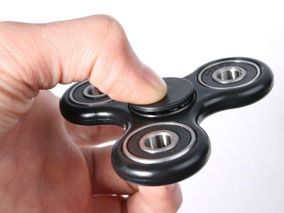 Doanh nhân 17 tuổi phát tài nhờ đồ chơi spinner