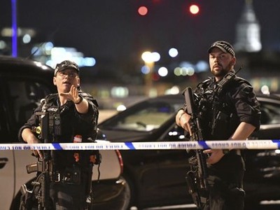 Cảnh sát phong tỏa hiện trường vụ lao xe trên cầu London. Ảnh:AP