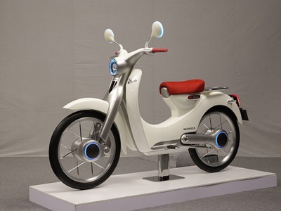 Honda EV-Cub conceptvới động cơ điện ở cả trục trước và sau.
