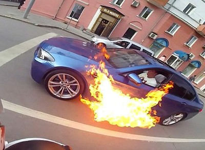 Xe BMW cháy ngùn ngụt giữa đường
